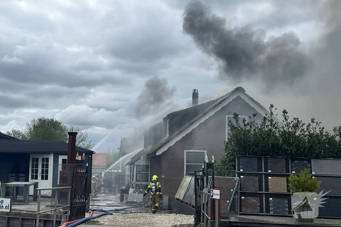 Enorme rookwolken door zeer grote brand in schuur