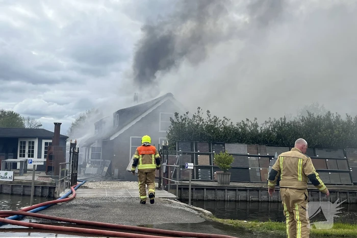 Enorme rookwolken door zeer grote brand in schuur