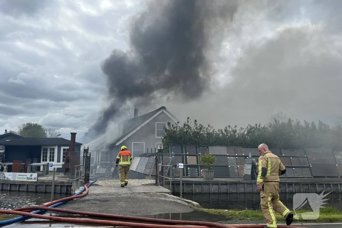 Enorme rookwolken door zeer grote brand in schuur