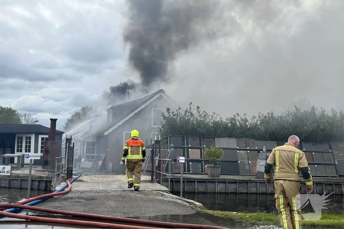 Enorme rookwolken door zeer grote brand in schuur