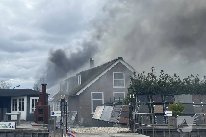 Enorme rookwolken door zeer grote brand in schuur
