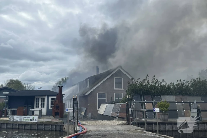 Enorme rookwolken door zeer grote brand in schuur
