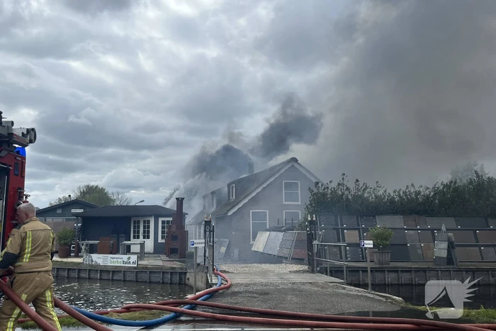 Enorme rookwolken door zeer grote brand in schuur