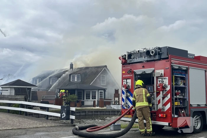 Enorme rookwolken door zeer grote brand in schuur