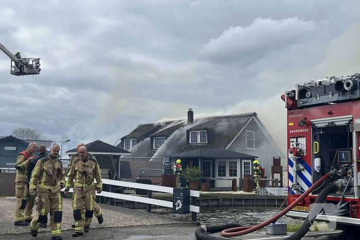 Enorme rookwolken door zeer grote brand in schuur