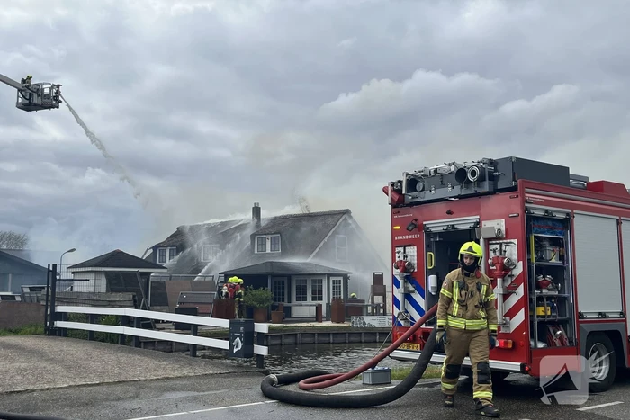 Enorme rookwolken door zeer grote brand in schuur