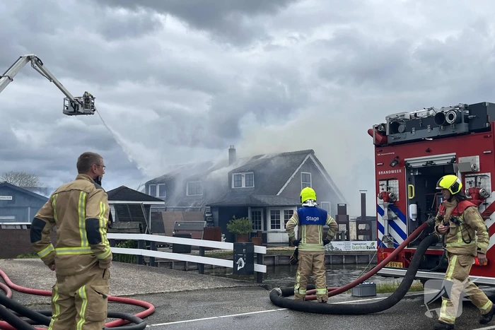 Enorme rookwolken door zeer grote brand in schuur