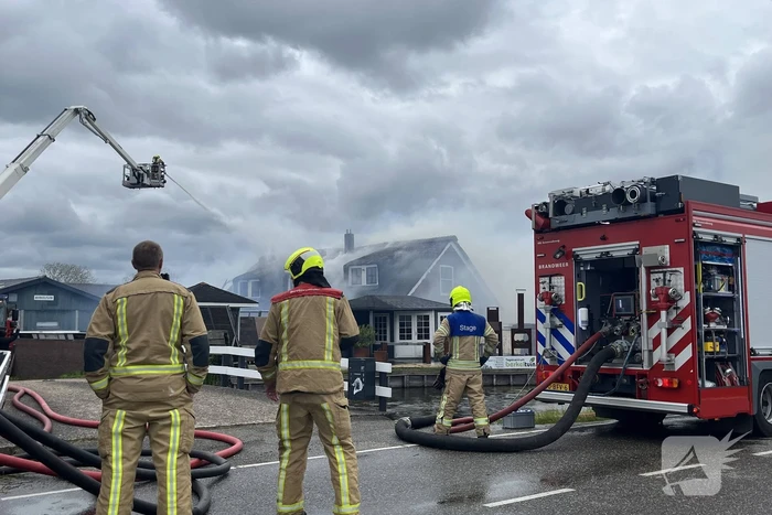 Enorme rookwolken door zeer grote brand in schuur