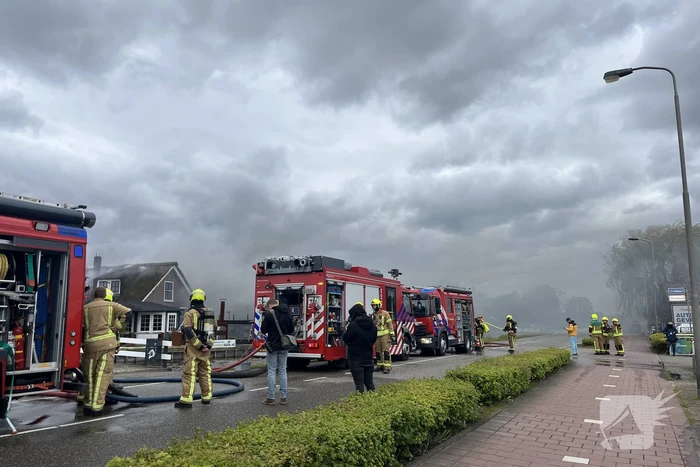 Enorme rookwolken door zeer grote brand in schuur