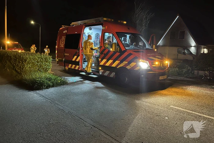 Vrachtwagen ramt boom en belandt op zijkant in sloot
