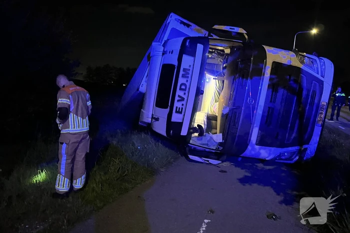 Vrachtwagen ramt boom en belandt op zijkant in sloot