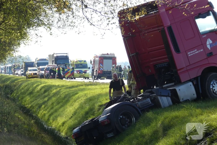 N381 urenlang afgesloten door ernstig ongeval met vrachtwagen