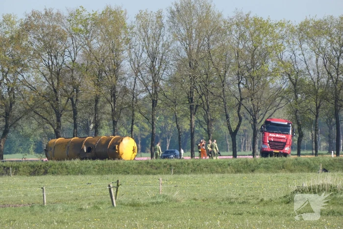 N381 urenlang afgesloten door ernstig ongeval met vrachtwagen