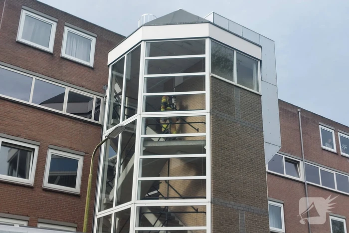 Brandweer ventileert appartement na brand in droger