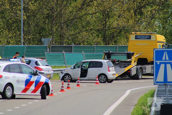 Ongeval tussen twee personenauto's bij invoegen snelweg