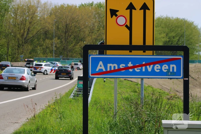 Ongeval tussen twee personenauto's bij invoegen snelweg