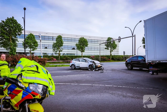 Vrachtwagen en personenauto botsen op kruispunt