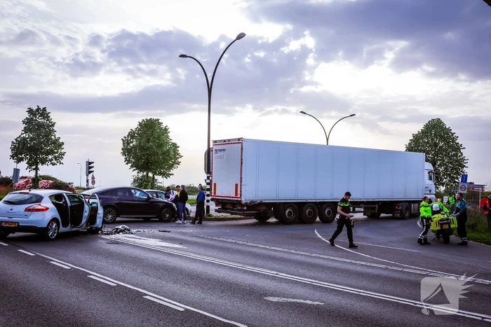 Vrachtwagen en personenauto botsen op kruispunt