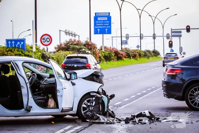 Vrachtwagen en personenauto botsen op kruispunt