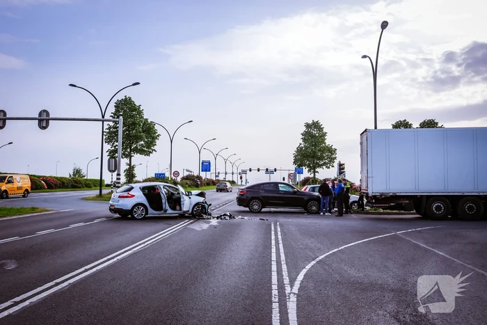 Vrachtwagen en personenauto botsen op kruispunt