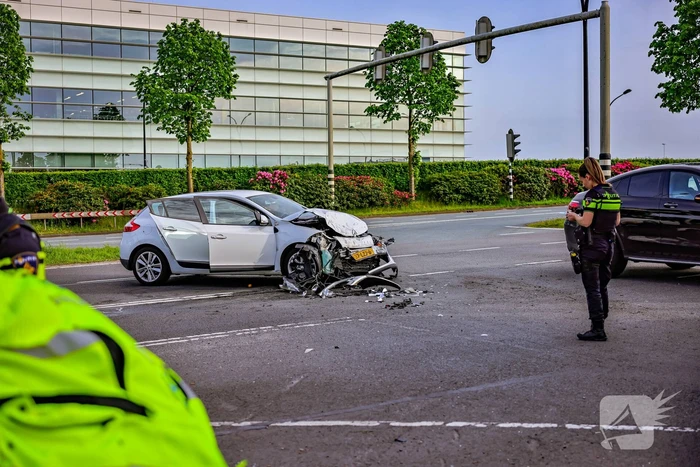 Vrachtwagen en personenauto botsen op kruispunt