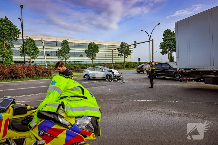 Vrachtwagen en personenauto botsen op kruispunt