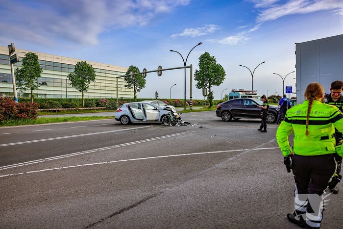Vrachtwagen en personenauto botsen op kruispunt