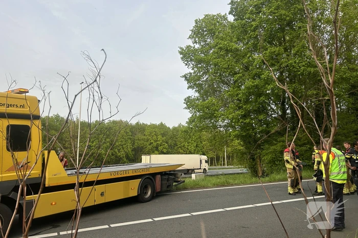 Auto verliest controle over stuur en knalt tegen boom