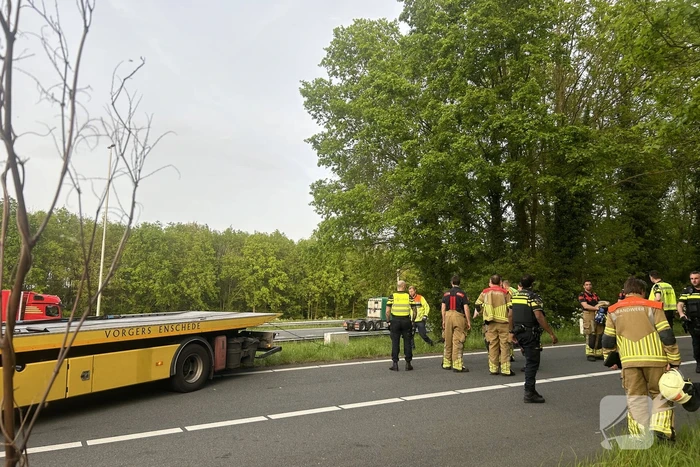 Auto verliest controle over stuur en knalt tegen boom