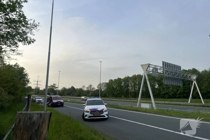 Auto verliest controle over stuur en knalt tegen boom