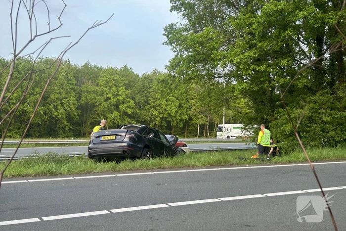 Auto verliest controle over stuur en knalt tegen boom