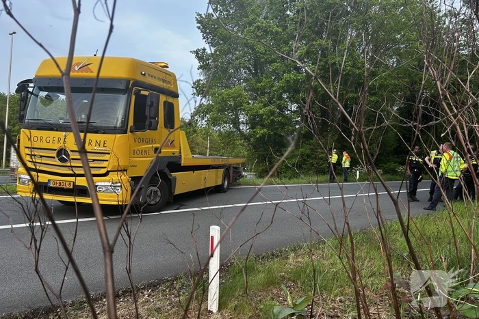 Auto verliest controle over stuur en knalt tegen boom