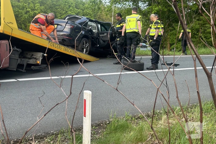 Auto verliest controle over stuur en knalt tegen boom