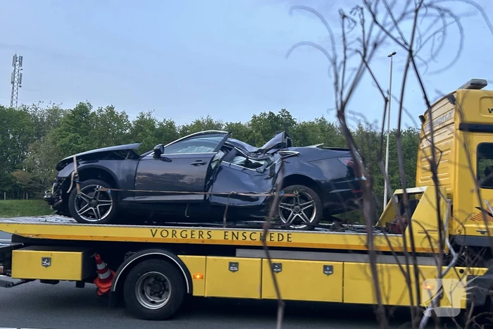Auto verliest controle over stuur en knalt tegen boom