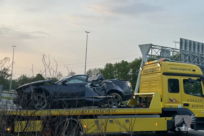 Auto verliest controle over stuur en knalt tegen boom