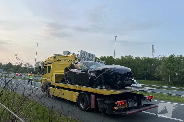 Auto verliest controle over stuur en knalt tegen boom