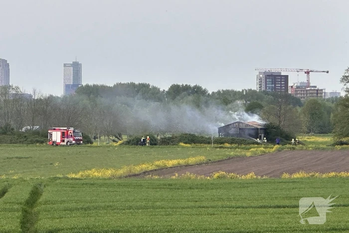 Uitslaande brand in verlaten schuur