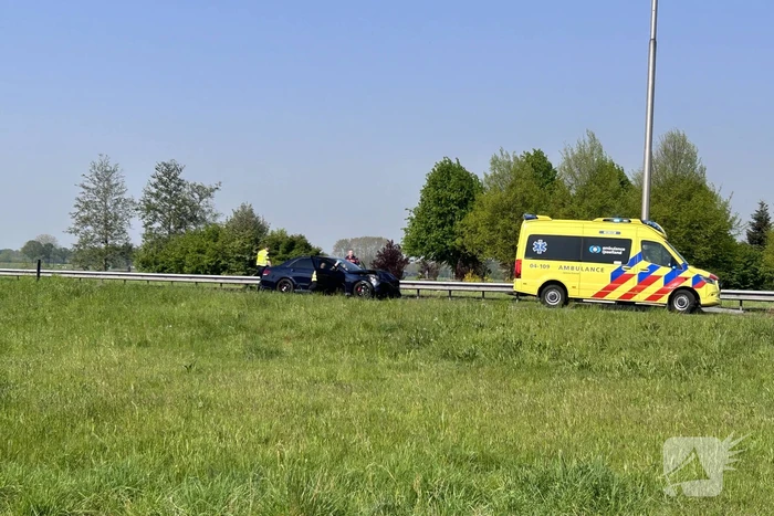 Twee gewonden bij kop-staart aanrijding