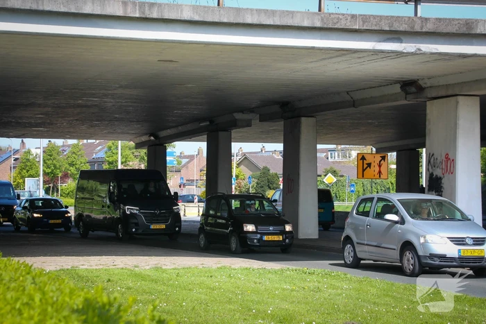 Verkeerschaos na ongeval op rotonde