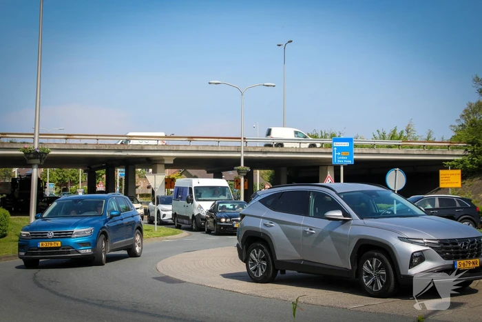 Verkeerschaos na ongeval op rotonde