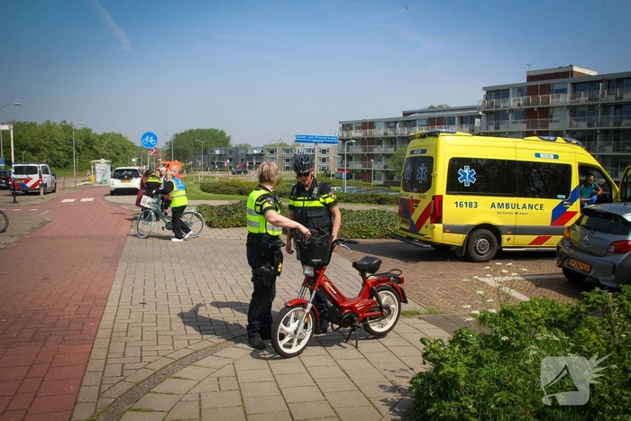 Brommerrijder aangereden door personenauto
