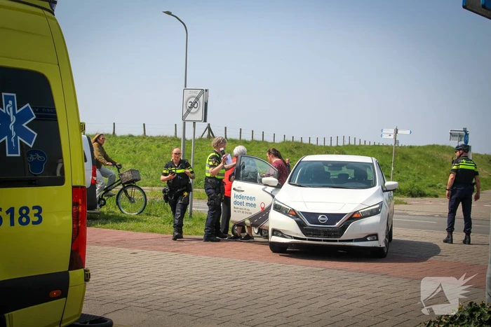 Brommerrijder aangereden door personenauto