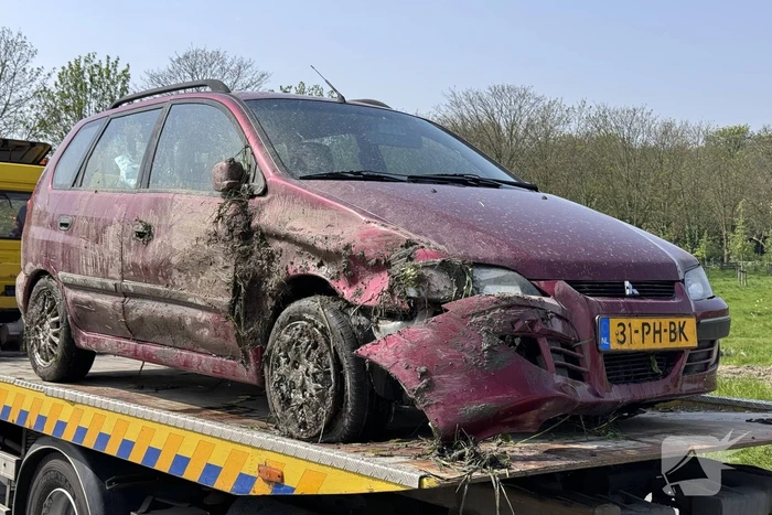 Auto belandt in de sloot