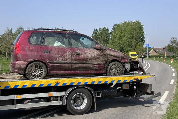 Auto belandt in de sloot