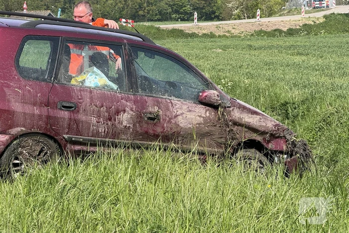Auto belandt in de sloot