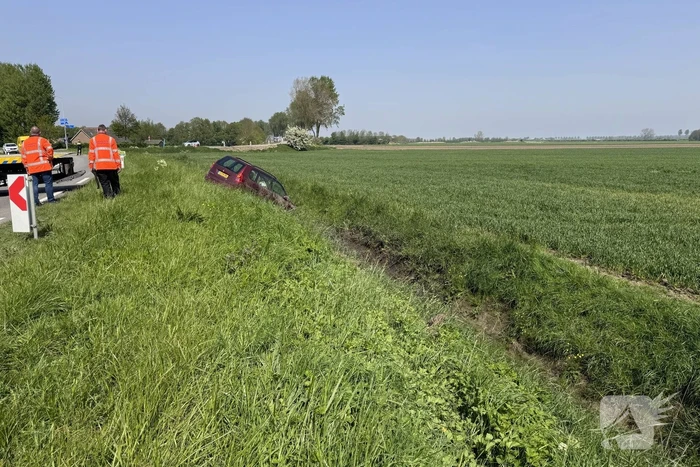 Auto belandt in de sloot