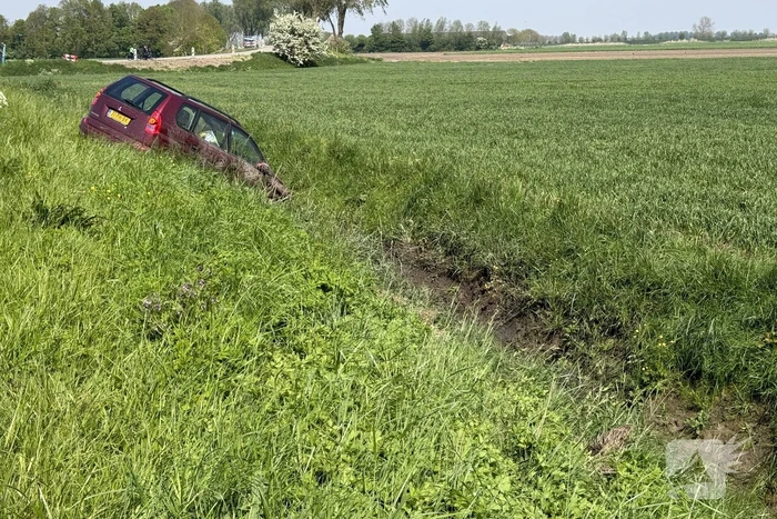 Auto belandt in de sloot