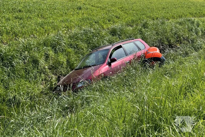 Auto belandt in de sloot