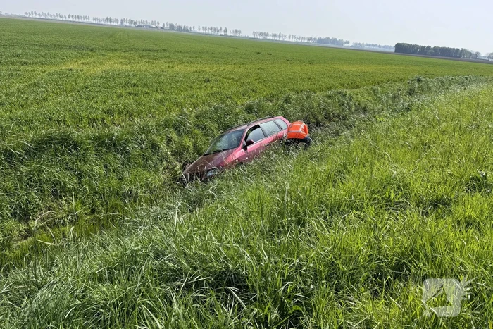 Auto belandt in de sloot