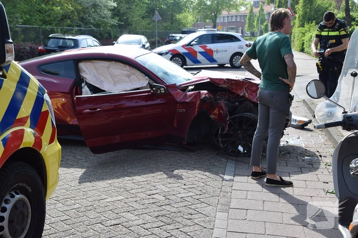 Amerikaanse sportauto zwaar beschadigd na crash